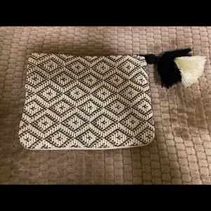 Universal thread pouch with zipper